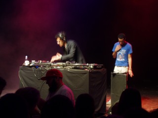 前方でサインに応じるP-Thugg、DJ中のDave1、何してるのか分からないMehdi